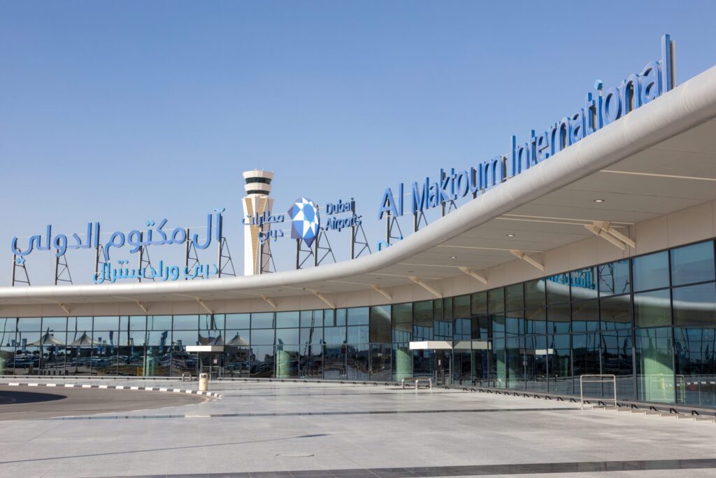 Расширение аэропорта Al Maktoum в Дубае привело к росту цен на недвижимость в прилегающих районах на 15%.