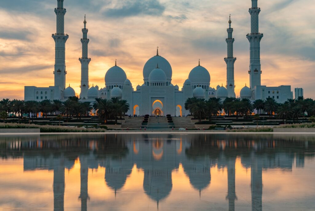 Великолепие мечети Sheikh Zayed Grand: мировое признание и туристический магнит ОАЭ